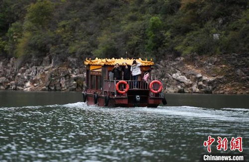 三峡冬季旅游迎来热潮 游客乘船赏巫峡美景
