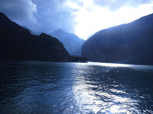 三峡旅游的主要方式,宜昌或重庆出发乘船游览长江三峡