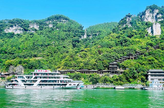 48艘游轮驻扎200公里三峡,“黄金水道”如何炼成24K金产业