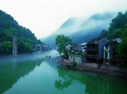 依山傍水,风景如画 幽深秀丽,壮美雄奇 三峡人家